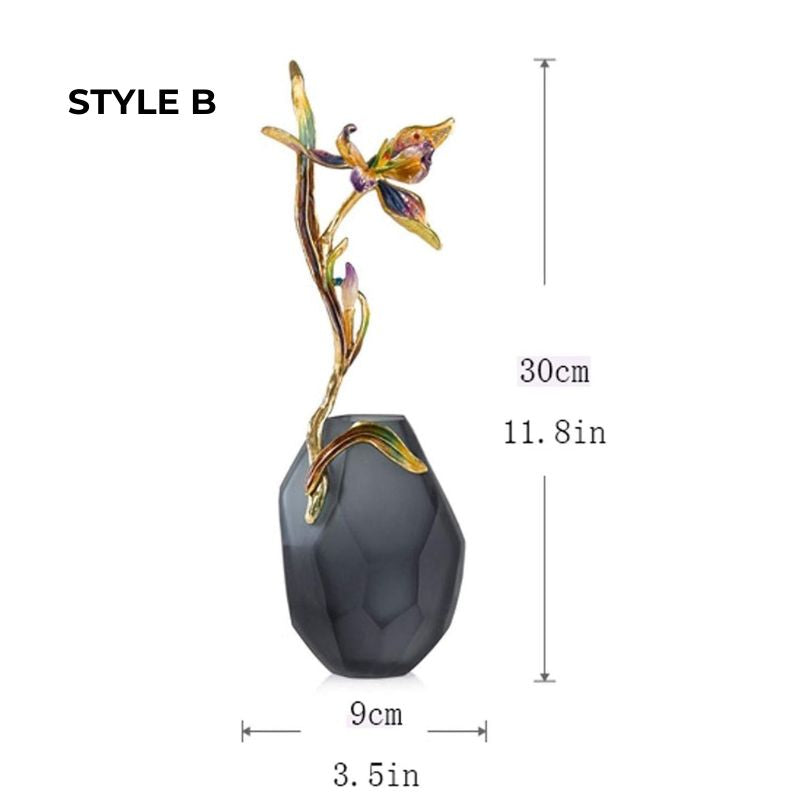 Beautiful handmade vase with an irregular shape, ideal for displaying fresh flowers.