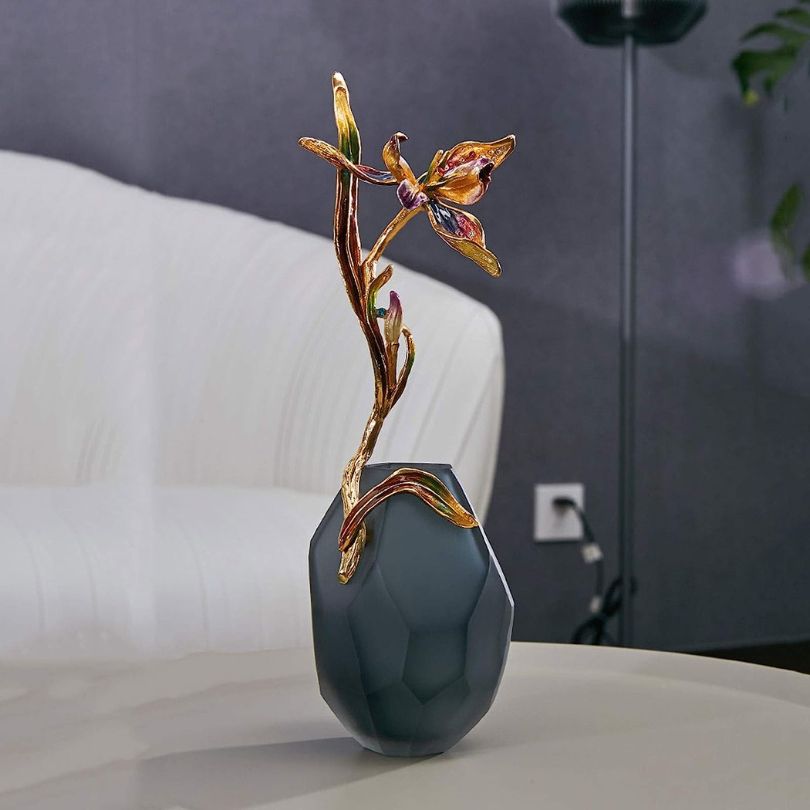 Beautiful handmade vase with an irregular shape, ideal for displaying fresh flowers.