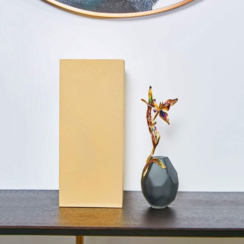 Beautiful handmade vase with an irregular shape, ideal for displaying fresh flowers.