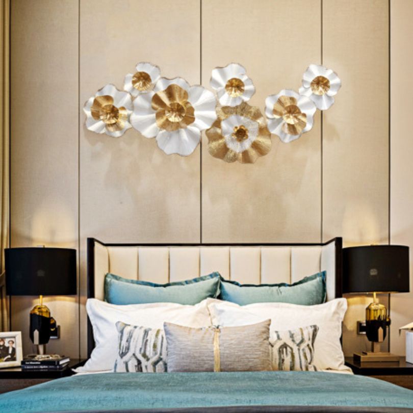 Close-up of the luxurious gold and blue metal flower decor.