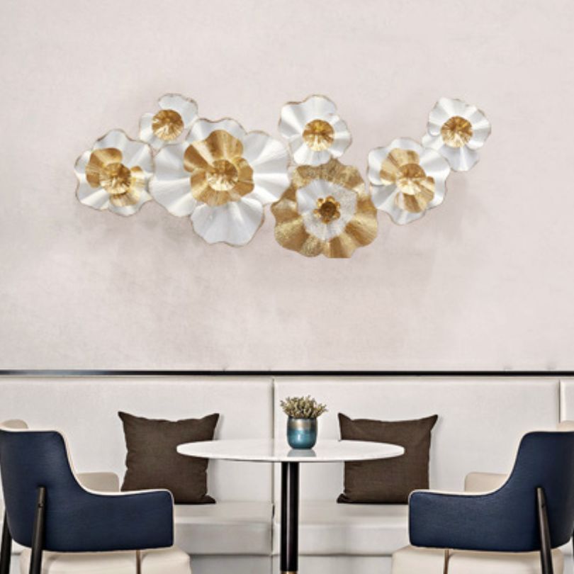 Close-up of the luxurious gold and blue metal flower decor.