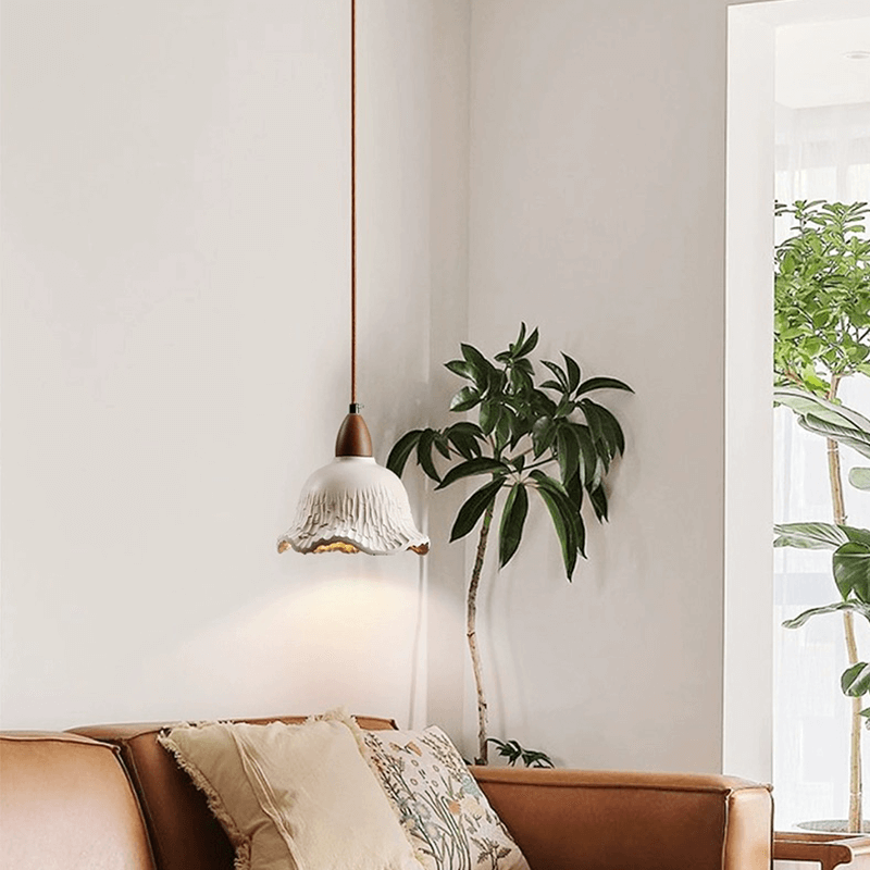 Adjustable hanging lamp for cafes displayed above a rustic wooden table, highlighting its warm glow.